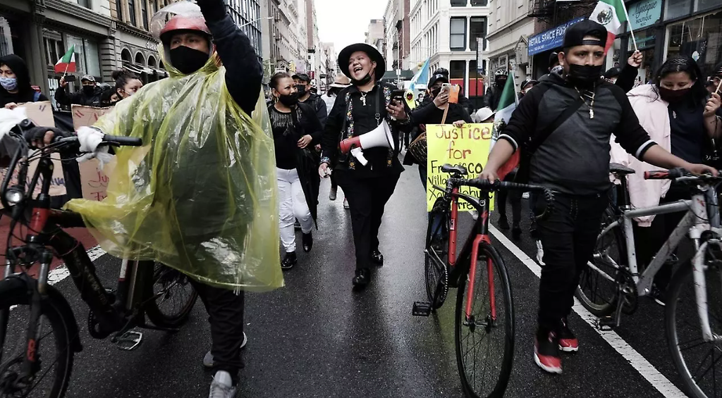 Cientos de repartidores de comida, muchos de ellos inmigrantes, participan en una protesta en la ciudad de Nueva York, EEEUU