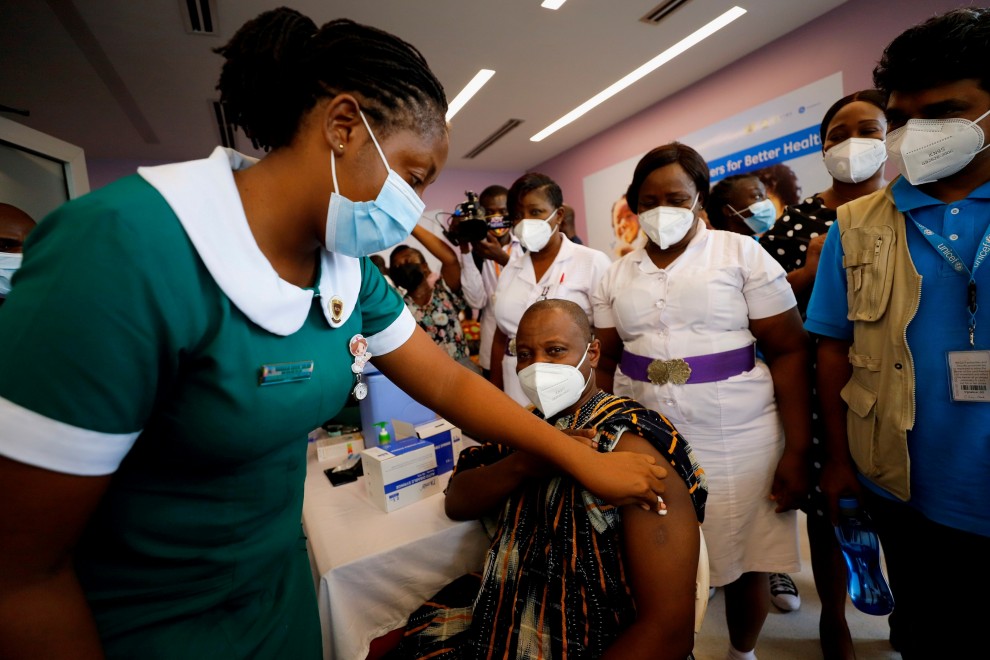 El Director General del Servicio de Salud de Ghana, Dr. Patrick Kuma-Aboagye, recibe la vacuna contra la covid