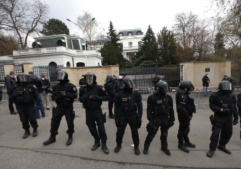 Policías con equipo antimotines vigilan la zona aledaña a la embajada de Rusia en Praga, República Checa