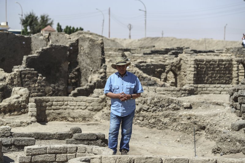 El arquéologo Zahi Hawass conversa con los reporteros en una ciudad perdida de 3.000 años de antigüedad descubierta recientemente en la provincia de Luxor, Egipto