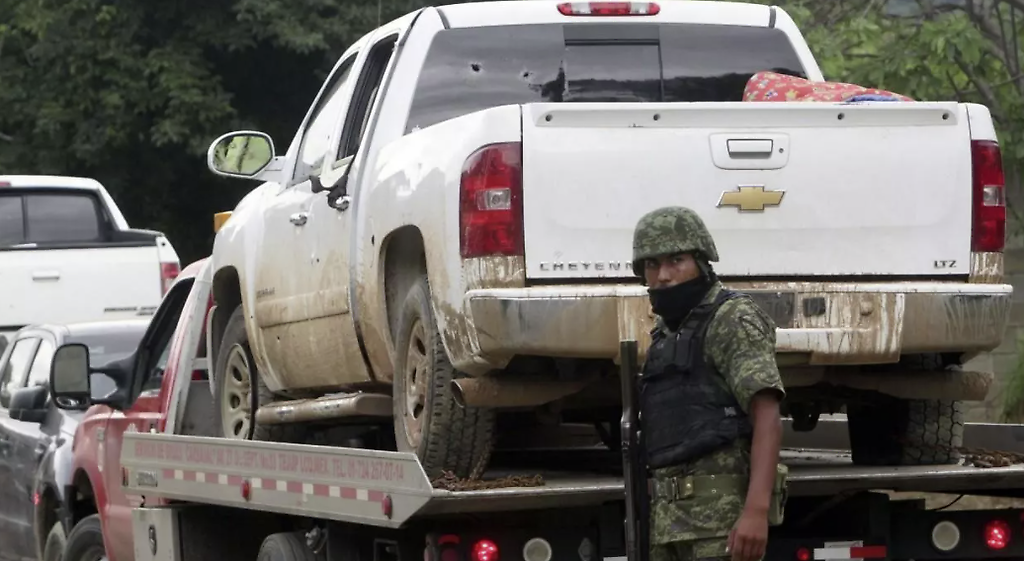 Un soldado mexicano custodia un vehículo, en el municipio de Tlatlaya, Estado de México, donde al menos 22 personas