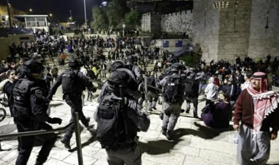 Fuerzas de seguridad israelíes dispersan a manifestantes palestinos frente a la Puerta de Damasco en la Ciudad Vieja de Jerusalén, Israel, el 26 de abril de 2021