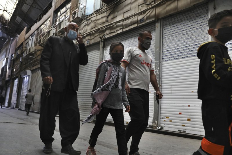 Residentes caminan por el área del Grand Bazaar de Teherán el sábado,10/4/21