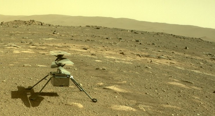 El helicóptero Ingenuity Mars posa en la superficie del planeta rojo el 4 de abril de 2021