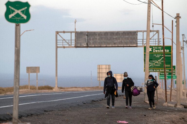Migrantes venezolanos caminan por la carretera en dirección a Iquique, después de cruzar la frontera desde Bolivia, en Colchane, Chile