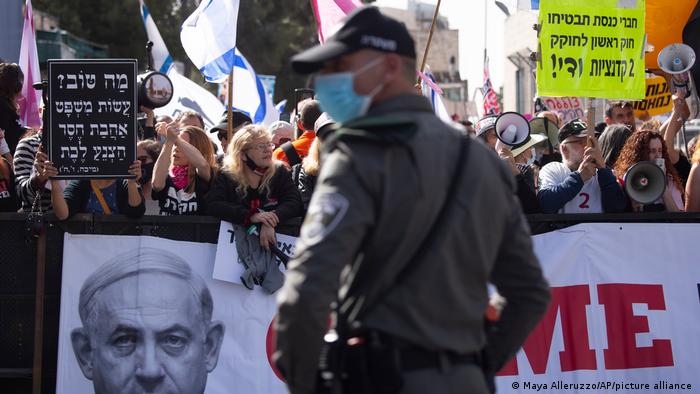 Protesta en contra de Benjamin Netanjahu, acusado de corrupción, este 5 de abril frente a la corte distrital de Jerusalén