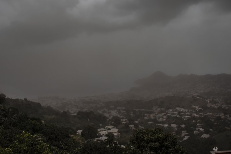 Nube de ceniza volcánica cubre Kingstown, capital de San Vicente y las Granadinas, el sábado 10 de abril de 2021, un día después de la erupción del volcán La Soufriere