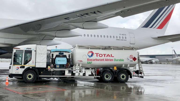 Avión de Air France cargando biocombustible