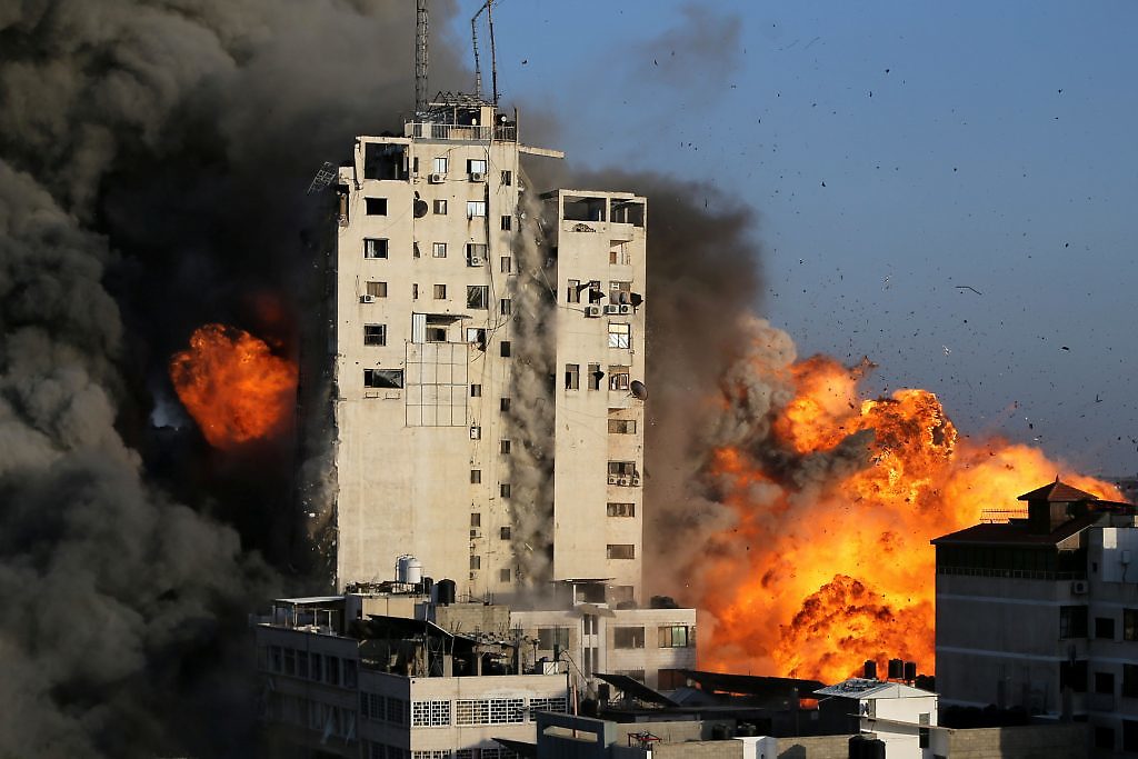 Momento en que es derrumbado un edificio de 13 pisos en Gaza por bombardeo israelí.