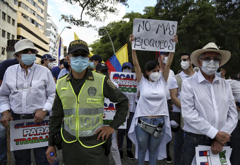 Marcha en silencio para pedir que se retiren los bloqueos en las avenidas de la ciudad de Cali, Colombia, el martes 25 de mayo de 2021