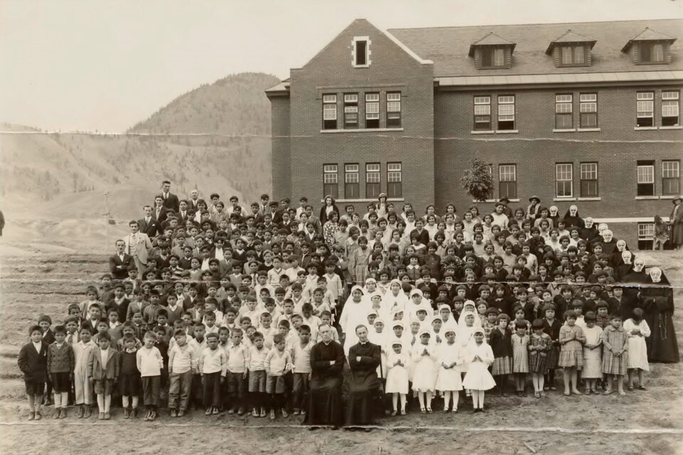 Imagen de 1937 de la escuela en la que fueron hallados los restos de niños indigenas