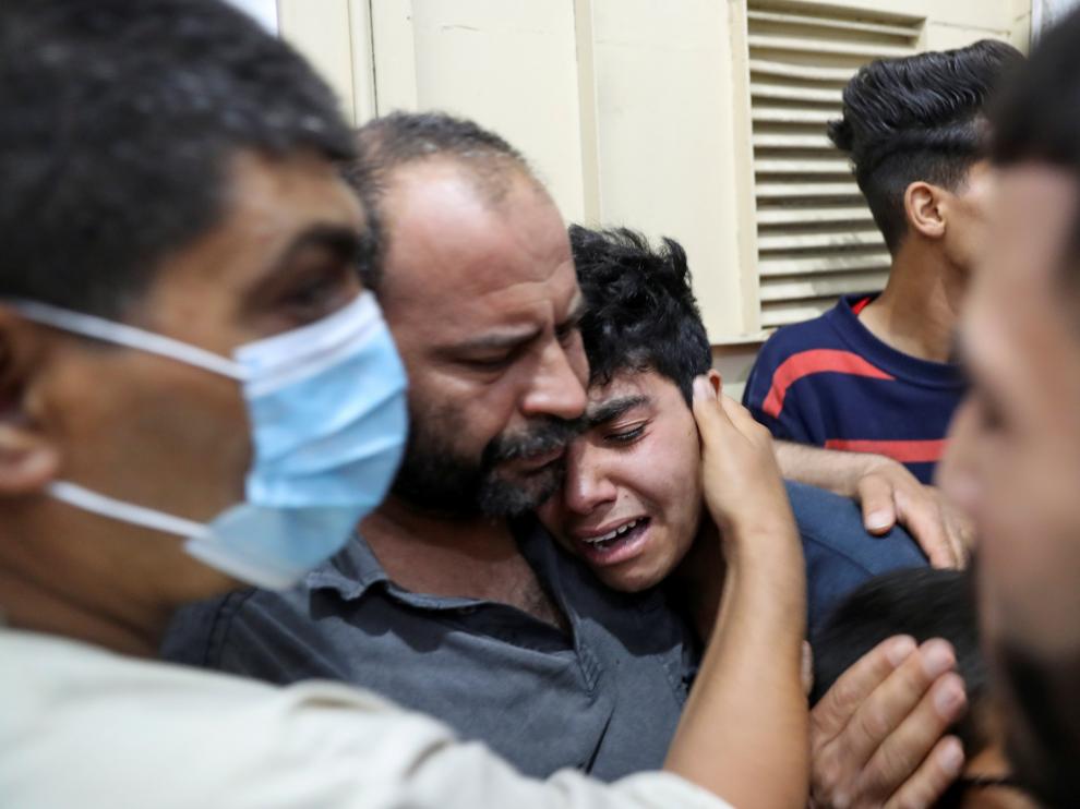 Familiares de una de las víctimas del bombardeo en Gaza