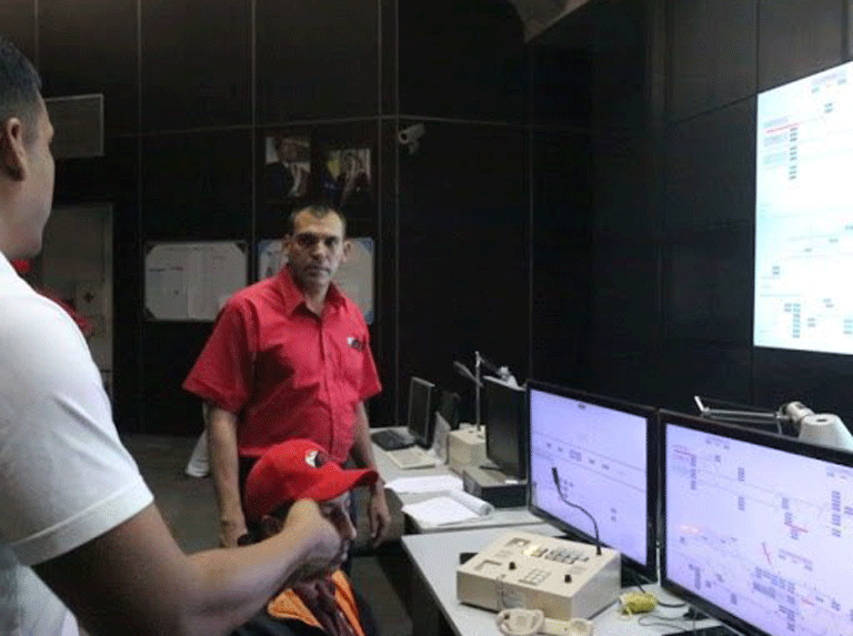 El ministro Hipolito Abreu junto a los trabajadores del centro electrónico del IFE,