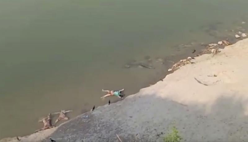 Cadáveres flotando en el río en Ghazipur, en el estado de Uttar Pradesh, India
