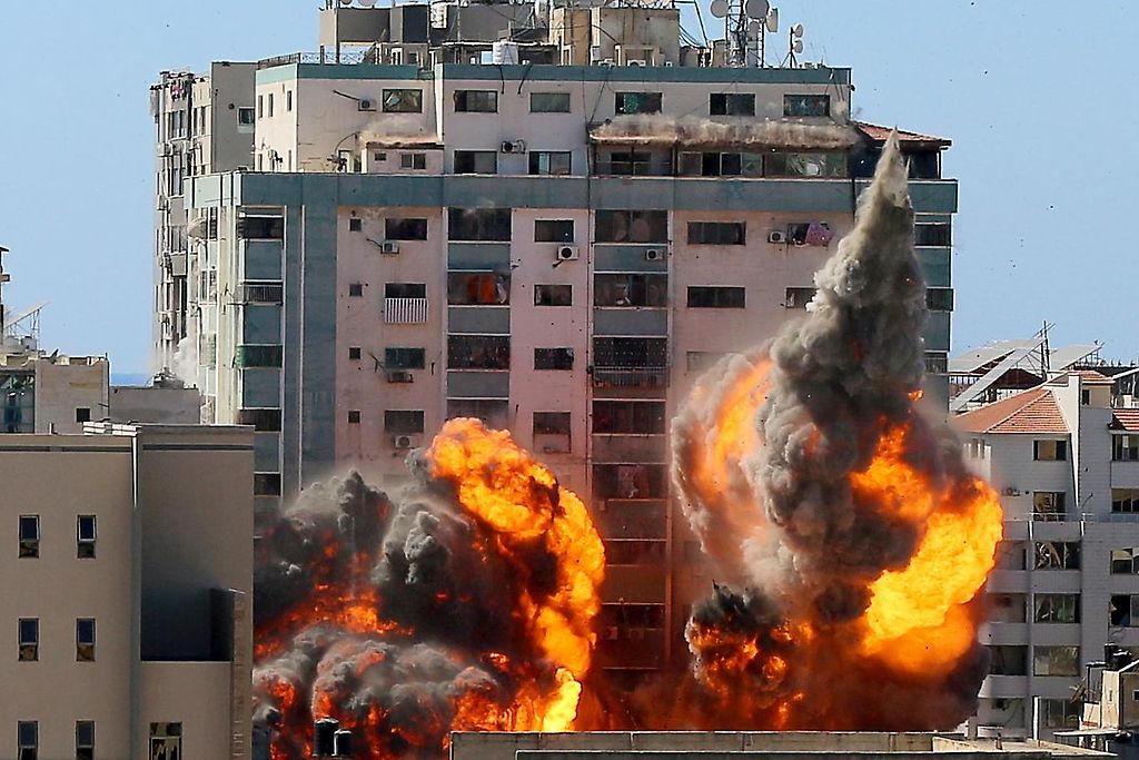 Israel destruyó con misiles un edificio que albergaba oficinas de medios de comunicación como AP, Al-Jazeera y otros en Gaza.