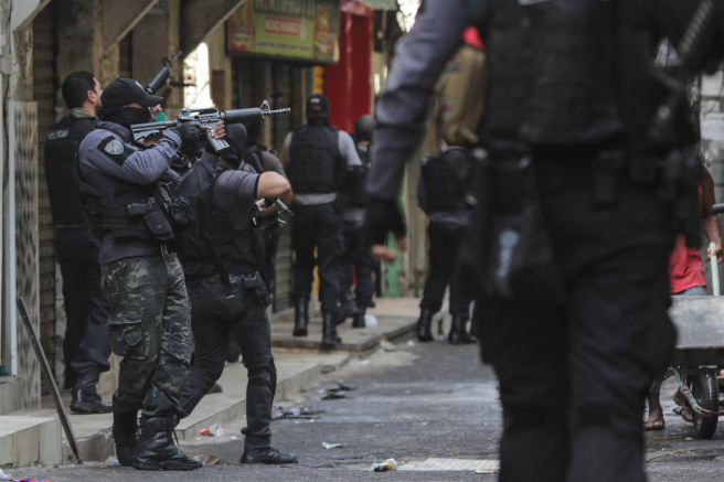 Agentes policiales, durante la operación contra una banda de narcotraficantes en la favela de Jacarezinho, en Río de Janeiro (Brasil)