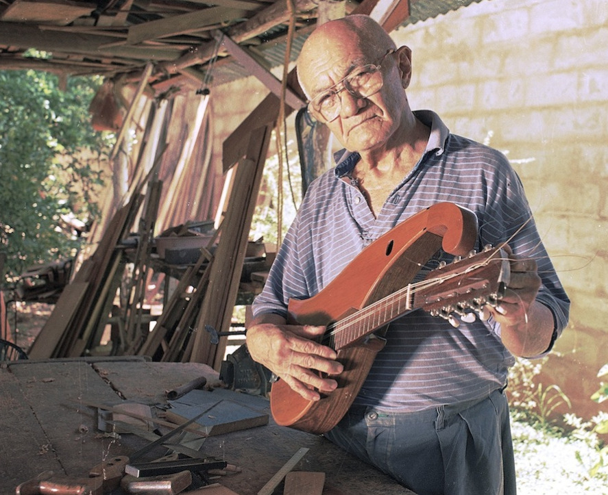 Alejandro Arzola, Luthier de bandolas. San José de Guaribe.