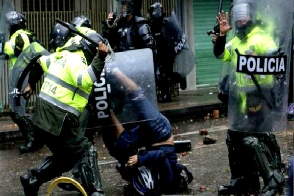 La represión policial registrada la noche del jueves en Bogotá dejó un saldo de al menos siete manifestantes heridos.