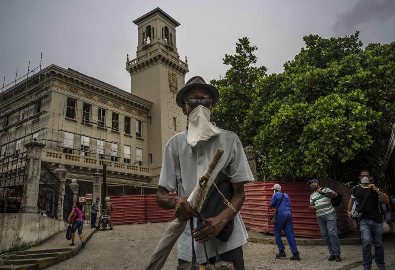 Peatón con máscarilla improvisada en medio de la nueva pandemia de coronavirus pasa frente a la Estación Central de Trenes, en La Habana, Cuba, el 17 de junio de 2021