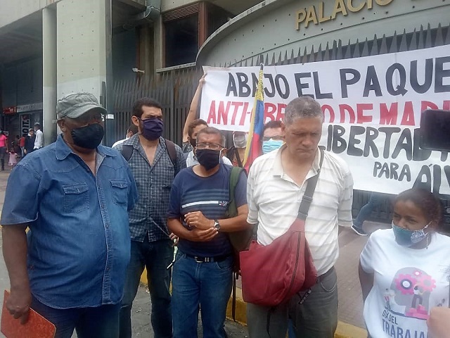 Gustavo Martínez (2do de izq a dcha) de MS, junto a participantes en el plantón por la libertad para Rodney Álvarez y demás trabajadores presos por luchar