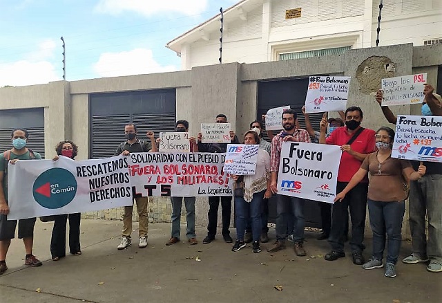 Algunos militantes de organizaciones de izquierda no madurista en apoyo internacionalista a protesta mundial contra Bolsonaro, con sus pancartas frente a la embajada de Brasil en Caracas
