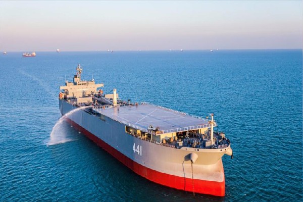 Makran, la nave más grande de la Armada iraní.