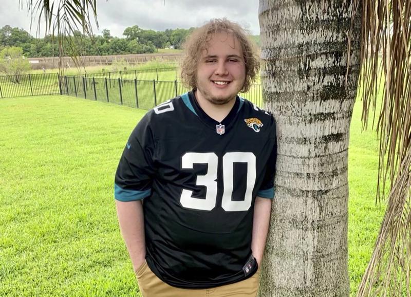 Zach Sampson, de 16 años, posa para una foto en su patio en Florida. Sampson fue hospitalizado dos veces por tener pensamientos suicidas derivados de la pandemia de coronavirus (foto del 18/4/21)