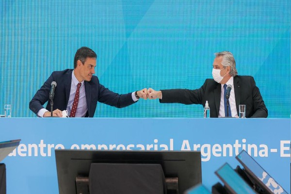 El presidente argentino Alberto Fernández con su par español, Pedro Sánchez, en Buenos Aires, 9 de junio de 2021.