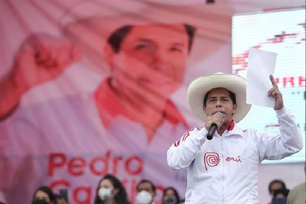 Pedro Castillo, un profesor rural de una escuela ubicada en la lejanía de las grandes ciudades en la su natal Chonta se perfila como nuevo presidente de Perú.