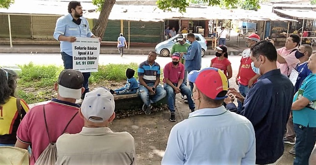 En la imagen, el representante de los madereros de Masisa, Jean Mendoza, se dirige a activistas laborales de empresas básicas y de otros sectores de Guayana