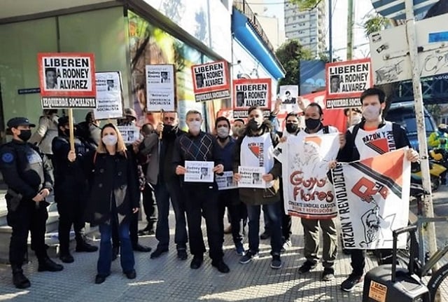 Protesta solidaria de varias organizaciones de izquierda de Argentina ante la embajada de Venezuela en ese país, en repudio a la condena contra el obrero Rodney Alvarez y contra la represión a los trabajadores venezolanos