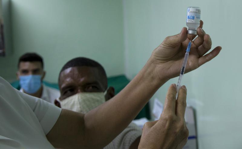 Enfermera prepara dosis de la vacuna cubana Abdala para el COVID-19 en el hospital Gustavo Aldereguia de Cienfuegos, Cuba