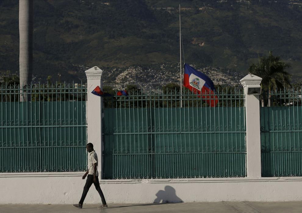 La bandera de Haití ondea a media asta en el Palacio Presidencial, en Puerto Príncipe