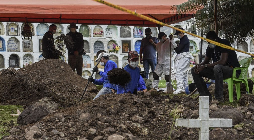 Investigadores buscan restos de jóvenes ejecutados extrajudicialmente en una fosa común en un cementerio de Dabeiba, Antioquia, Colombia