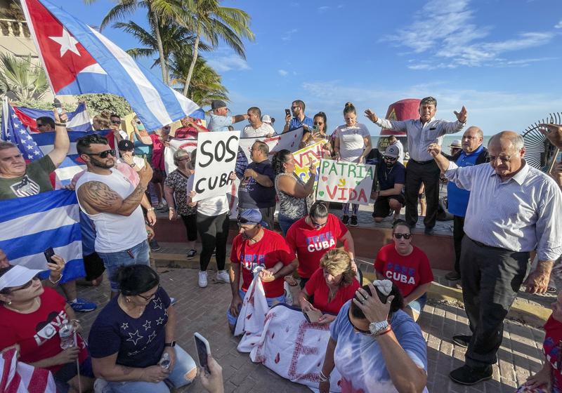 Cubanos oran durante una protesta el martes 13/7/2021, en Southernmost Point de Key West, Florida