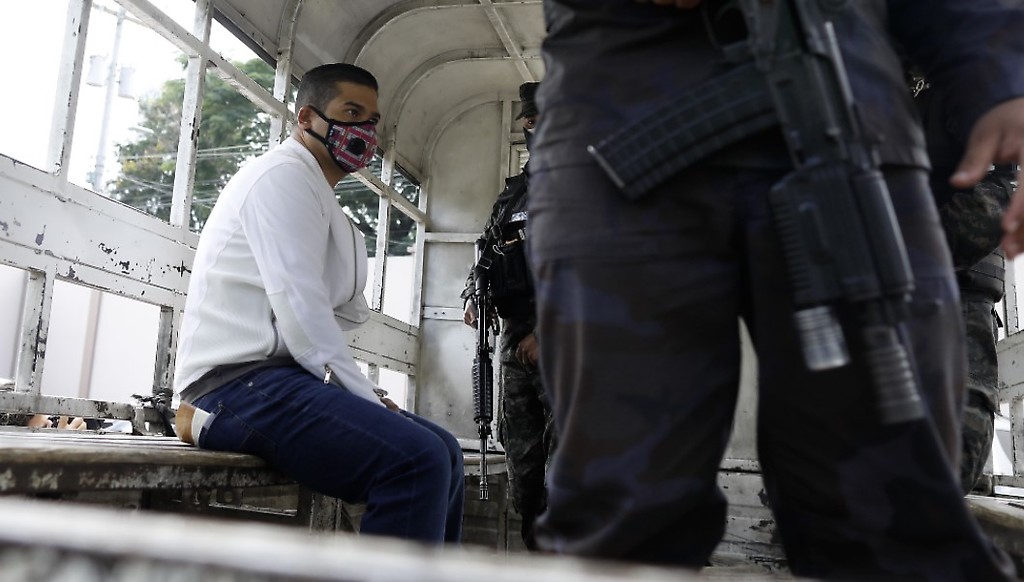 David Castillo, condenado por complicidad en el asesinato de la ambientalista Berta Cáceres, siendo custodiado por la policía, en Tegucigalpa, Honduras, el 5 de julio de 2021
