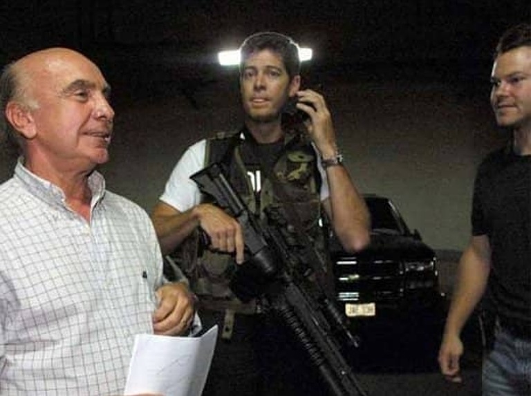 Pérez Recao también fue acusado en el año 2002 de proveer parte del armamento para la seguridad de Pedro Carmona Estanga.
