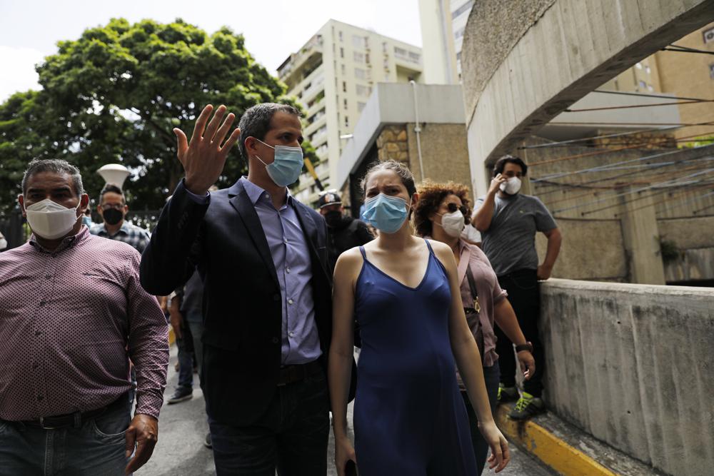 Guaidó y su esposa Fabiana Rosales caminan por la zona residencial donde viven tras hablar con la prensa en Caracas