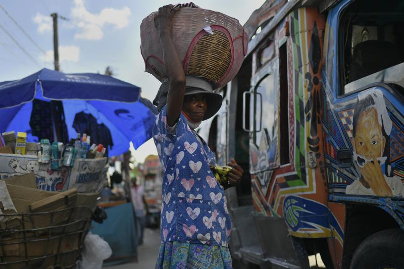 Vendedora en una terminal de autobuses en Puerto Príncipe, Haití, el sábado 10/7/2021