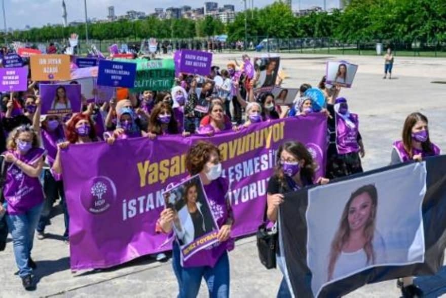 Manifestación, dos mujeres sostienen un cartel con la imagen de Deniz Poyraz, asesinada en un atentado contra la sede del Partido Democrático de los Pueblos en Izmir, Turquía