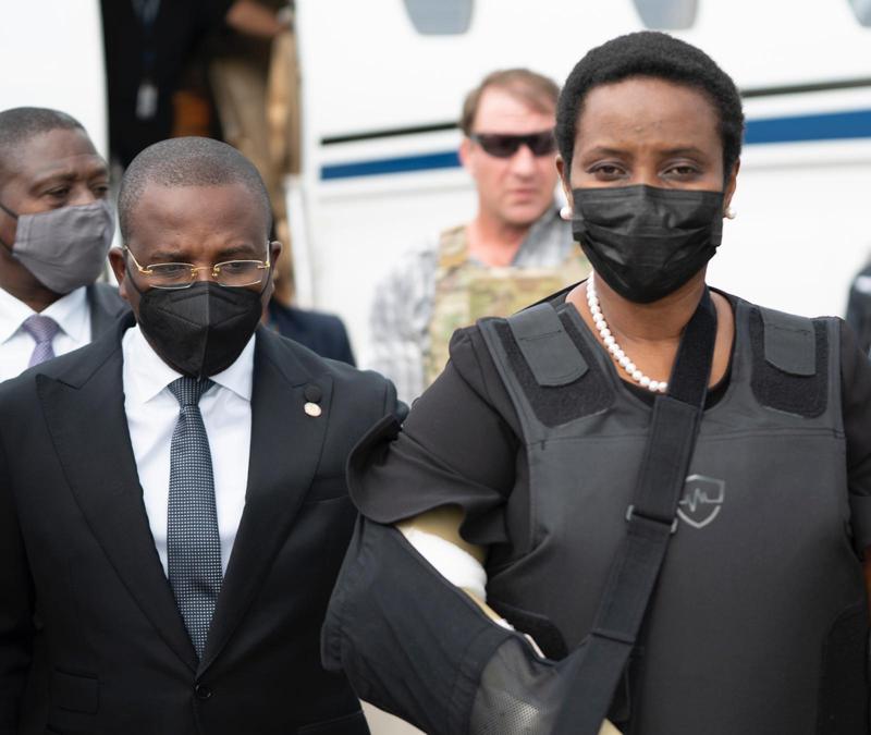 La primera dama, Martine Möise, a la izquierda, a su llegada al Aeropuerto Internacional Toussaint Louverture, en Puerto Príncipe, Haití