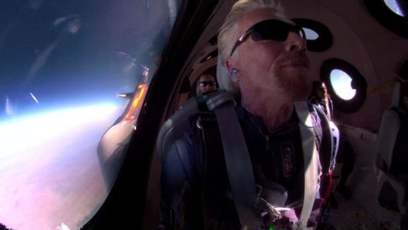 Richard Branson a bordo de su propio avión espacial