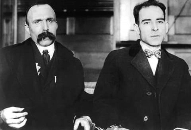 En 1927, Nicola Sacco y Batolomeo Vanzetti, dos activistas obreros, son llevados a la silla eléctrica en Estados Unidos.