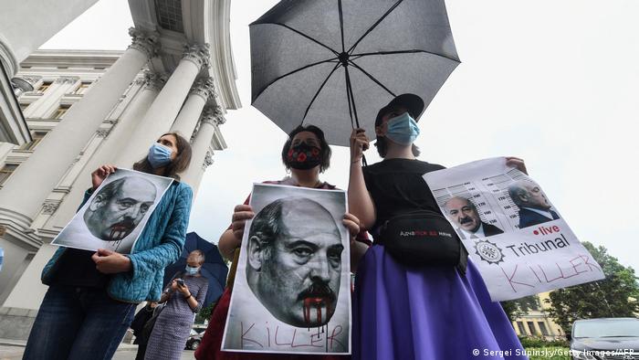 Miembros de la diáspora bielorrusa en protesta contra el presidente Alexandr Lukashenko en Kiev
