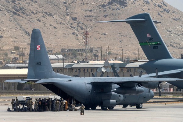 Personal del Departamento de Defensa de EEUU. en el aeropuerto de Kabul, Afganistán.