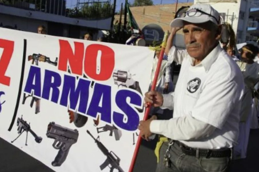 Una imagen de archivo de junio de 2018 muestra a un hombre en una manifestación contra la violencia en Ciudad Juarez, México