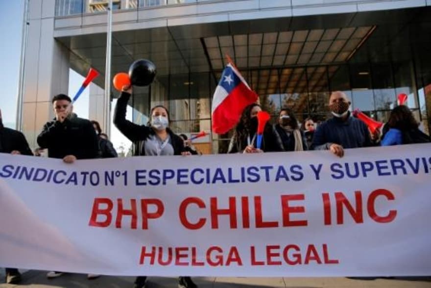 Trabajadores de la minera Escondida protestan afuera de las oficinas de la compañía BHP en Santiago de Chile
