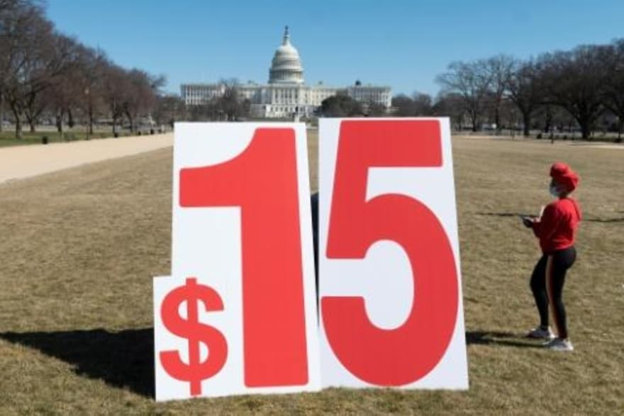Una pancarta por un salario mínimo en 15 dólares la hora, sobre la explanada de Washington, el 8 de marzo de 2021