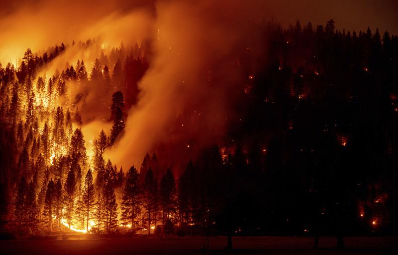 En esta fotografía se muestran las llamas del incendio Dixie, en Genesee, California, el sábado 21/8/2021