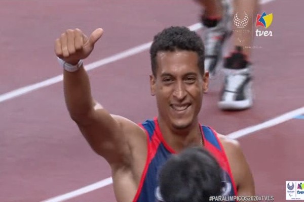 El atleta Luis Felipe Rodriguez festeja su medalla de plata.